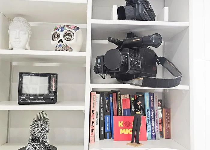 The Actors * Τίρανα